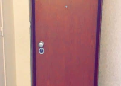 Installation d'une porte blindée pour un appartement au Versoud en Isère par R'Renov