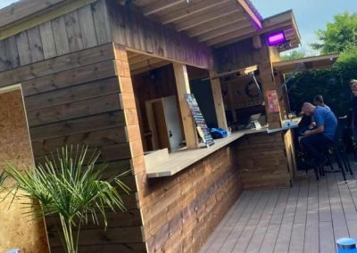 installation d'une extension en bois du bar Bilboquet à Crolles Rhône alpes par R'renov