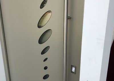 installation d'une porte en aluminium par R'renov dans une maison dans le Rhône Alpes
