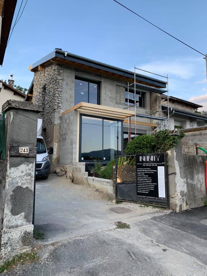 Rénovation des menuiseries (portes, fenêtres et volets) d'une maison par R'Renov à Grenoble